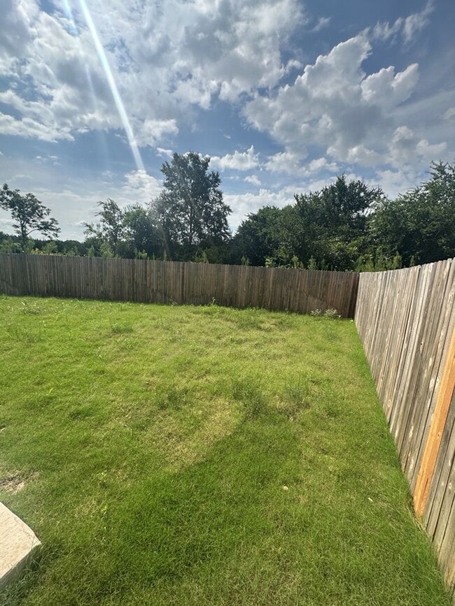 Building Photo - Beautiful 3 Bedroom 2 Bath Duplex availabl...