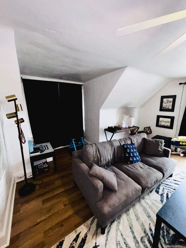 Building Photo - Charming 2-Bedroom Apartment with River Views