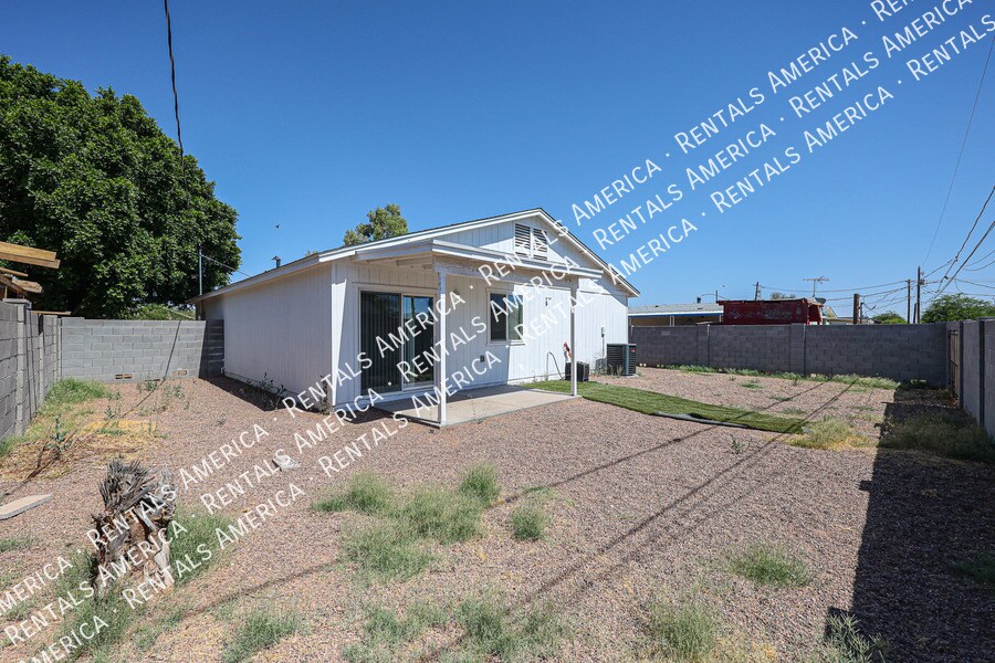 Building Photo - 526 S Crismon Rd
