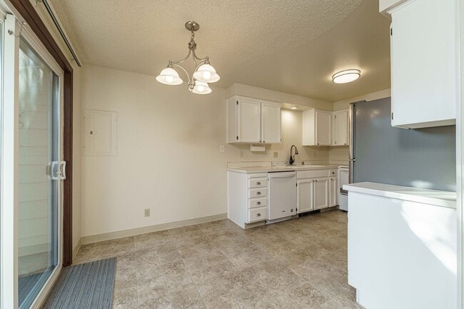 Building Photo - Updated 1 Bed / 1 Bath Upper-Level Condo with Balcony, Garage & A/C — Gated Community!