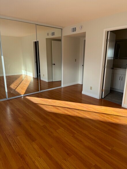 Primary bedroom, mirrored closets, bathroom ensuite - 10512 Sunland Blvd
