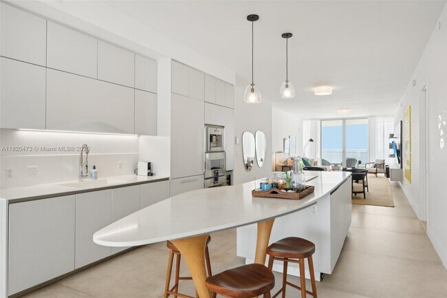 Building Photo - 16901 Collins Ave