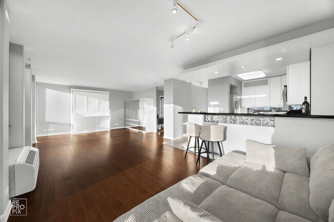 Building Photo - 111 E Chestnut St