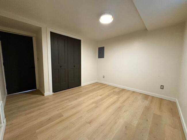 Building Photo - 1 Bd / 1 Ba Seattle Apartment