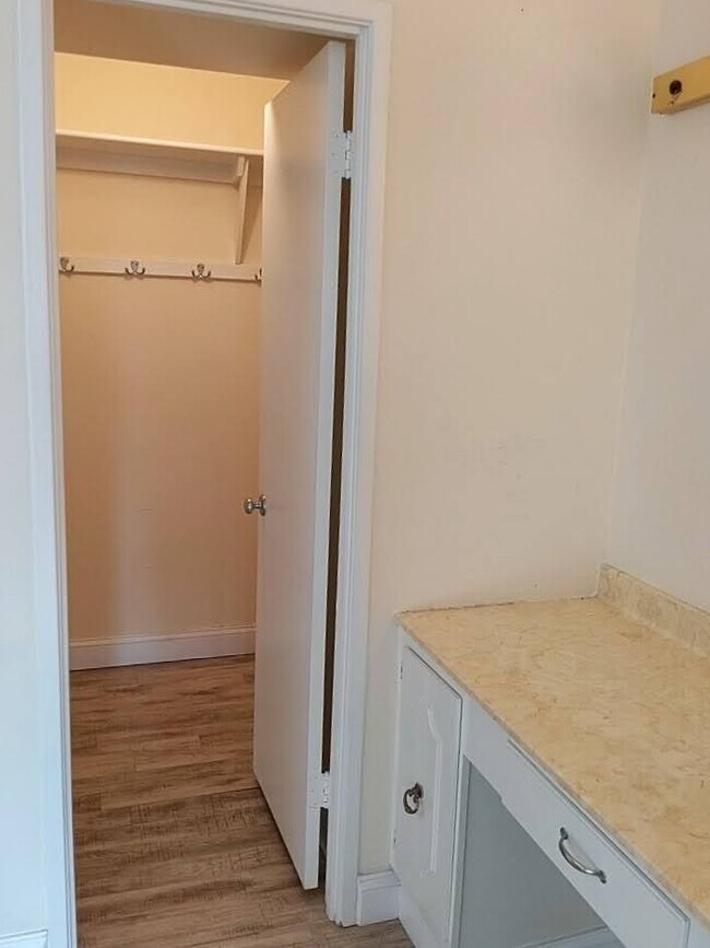 Building Photo - 205 Yoakum Pkwy