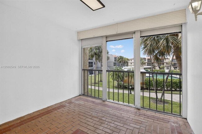 Building Photo - 220 Lakeview Dr