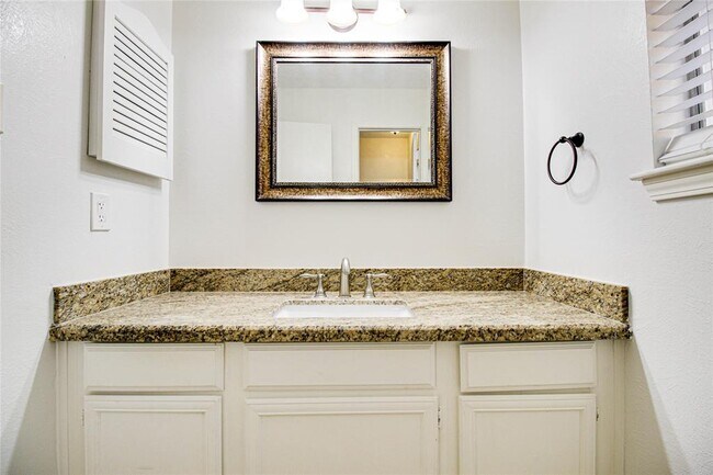 Building Photo - 4 Brentwood Oaks Ct