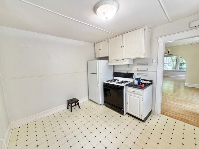 Building Photo - 3 Bedroom Apartment in Burlington VT Available NOW! OFF STREET PARKING, LAUNDRY, HEAT INCLUDED!
