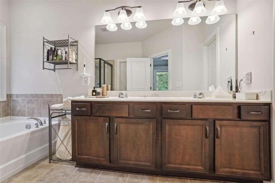 Building Photo - 1122 Hibiscus Way SW