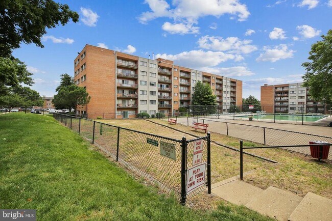 Building Photo - 5831 Quantrell Ave
