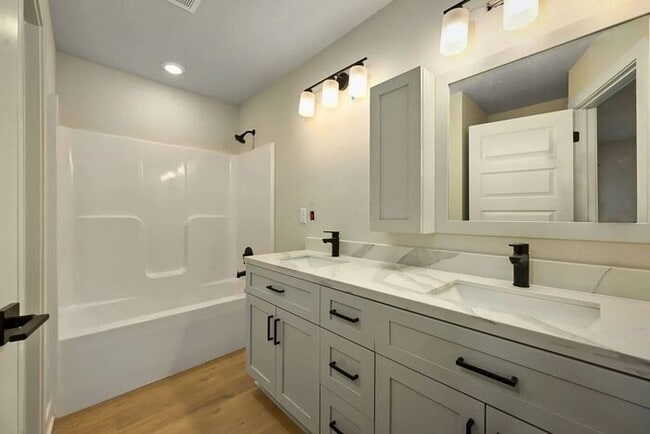 Building Photo - Move into Oak Ridge Falls Townhomes - Ask about our August Special!