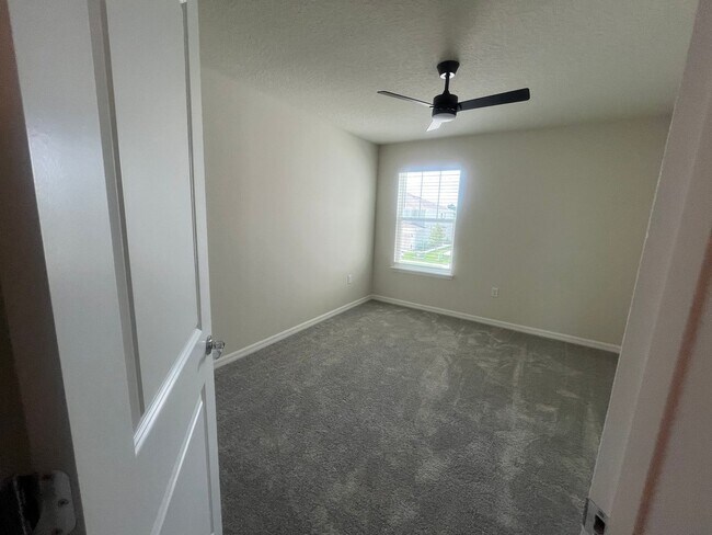 Building Photo - 3 bedroom 2.5 bathroom