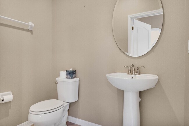 Building Photo - AVAILABLE NOW! 3/2.5/2 townhome close to H...