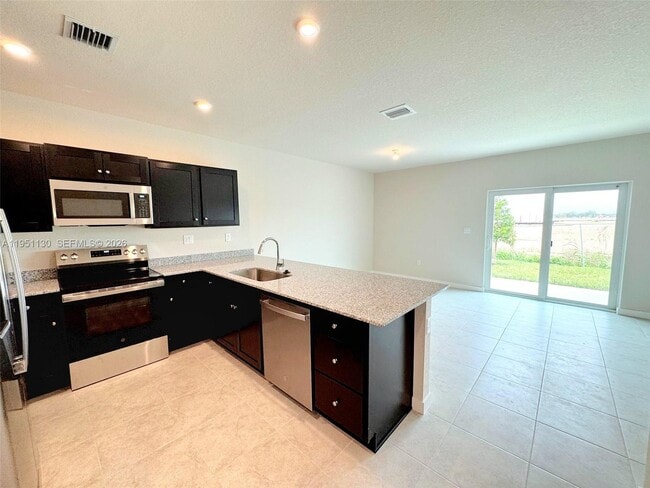 Building Photo - 1054 W Davis Pkwy