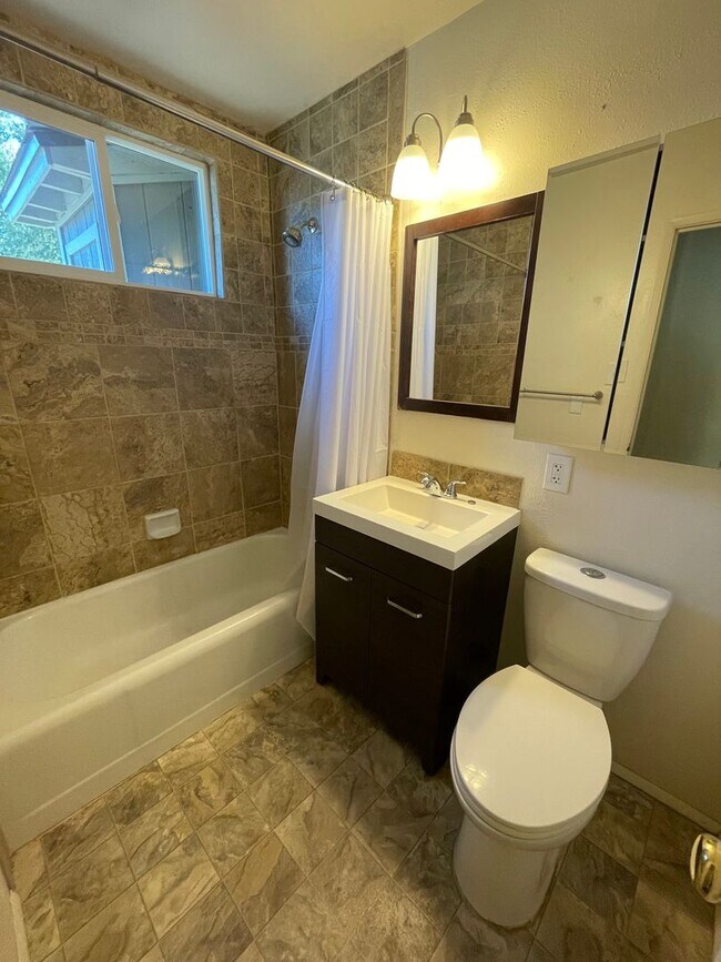 Building Photo - Cozy 2 BR 1 BA Home in Midtown!