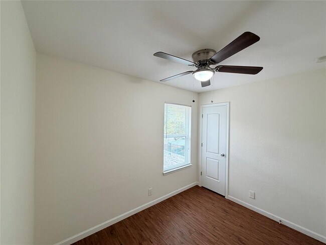 Building Photo - 1605 Parkwood Dr
