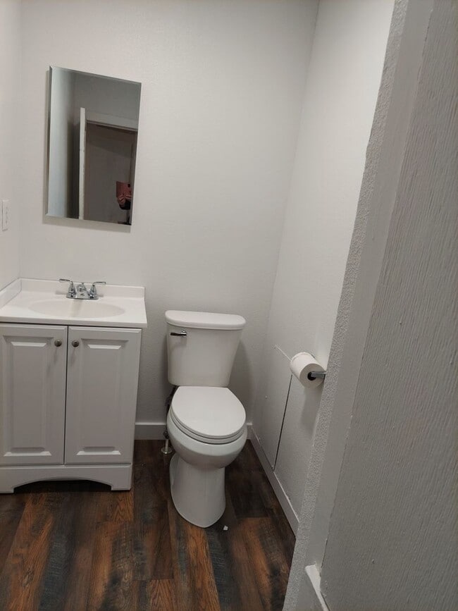 Building Photo - Charming 1 Bedroom Duplex