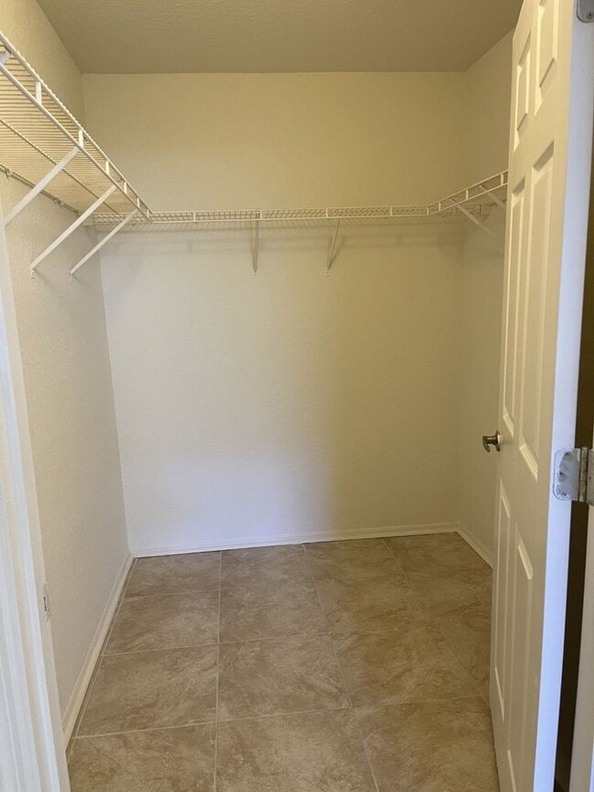 Building Photo - Beautiful 1st floor, 3 bedroom/2 bath cond...