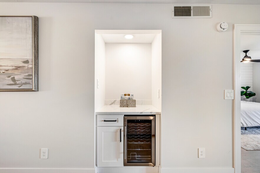 Building Photo - 16440 Kelly Cove Dr