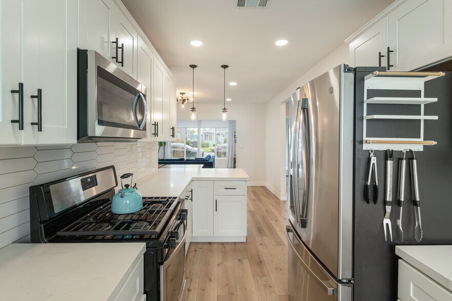 Building Photo - 8936 S Manhattan Pl