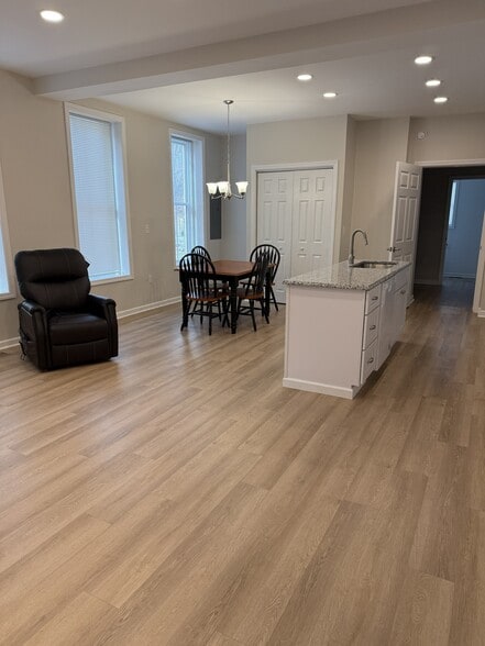 Building Photo - 732 W 3rd St