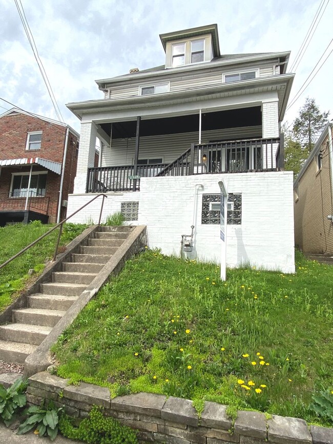 Building Photo - Spacious 4 Bed/1 Bath Home in Beechview-Convenient to Downtown! Available 7/5