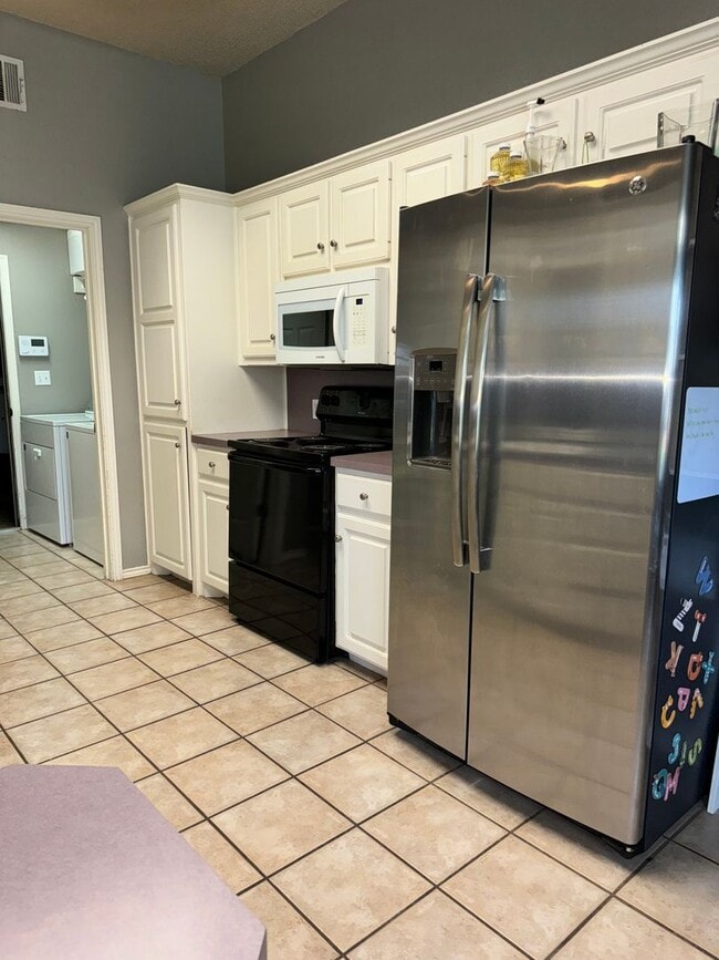 Building Photo - Available Soon 3 Bedroom 2 bath