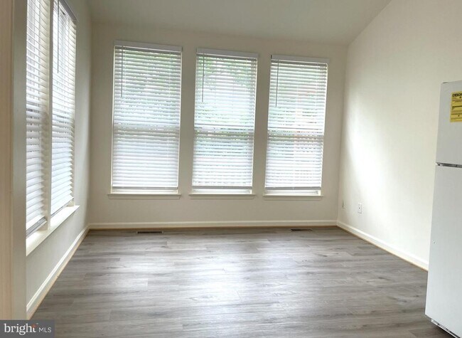 Building Photo - 2540 Banshire Dr