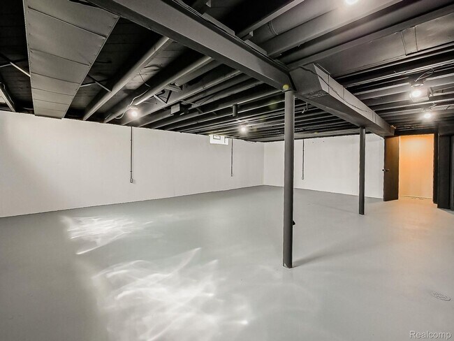 Building Photo - $2300 3 bed 2 bath bungalow