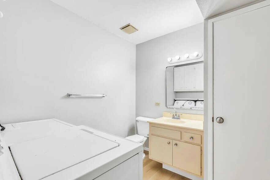 Building Photo - 1574 Drake Dr