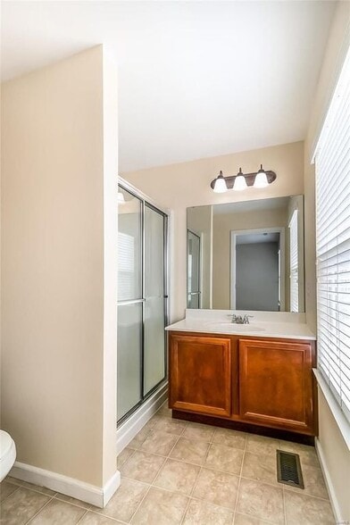 Master bedroom bathroom - 256 Countryshire Dr