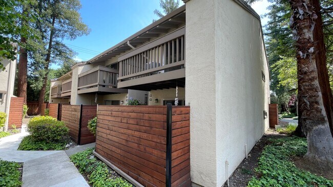 Building Photo - Walnut Creek! 1 bedroom 1 bath  excellent location walk to Bart & Bay Club, minutes to Downtown!