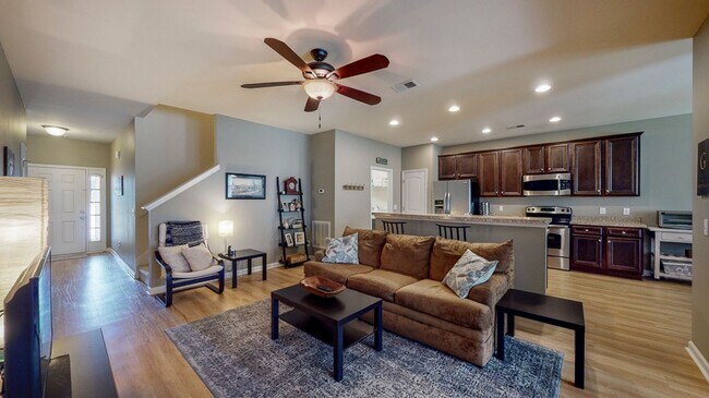 Building Photo - 3 bedrooms, 2 bathrooms in the City of Ric...