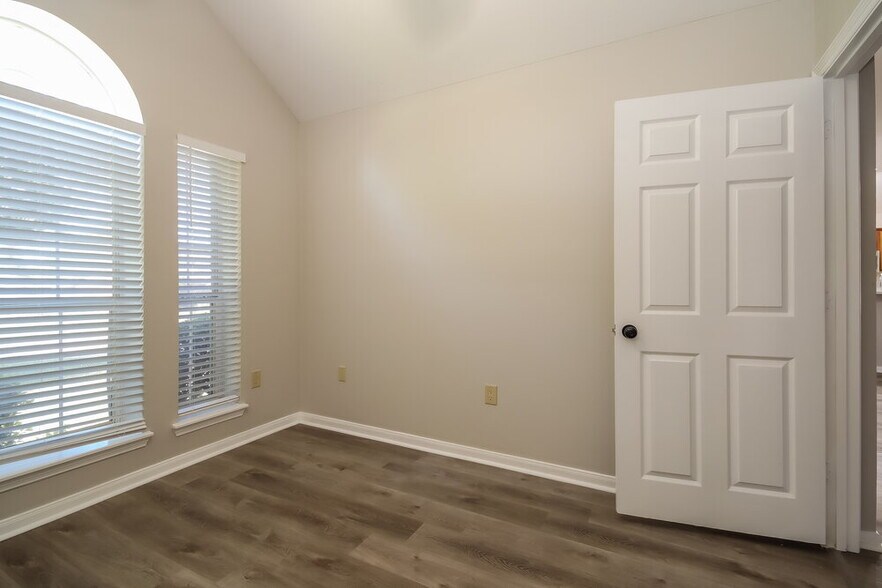 Building Photo - 13553 Miller Ln
