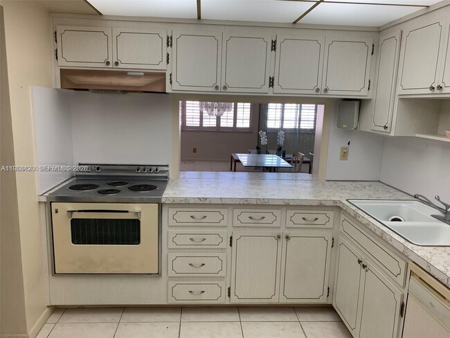 Building Photo - 215 SE 3rd Ave