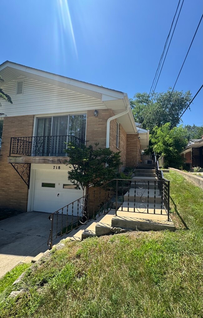 Building Photo - 718 Medford Dr