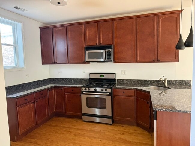 Building Photo - 4845 N Wolcott Ave