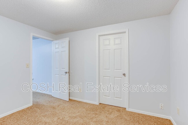 Building Photo - 1048 E Karla Ave