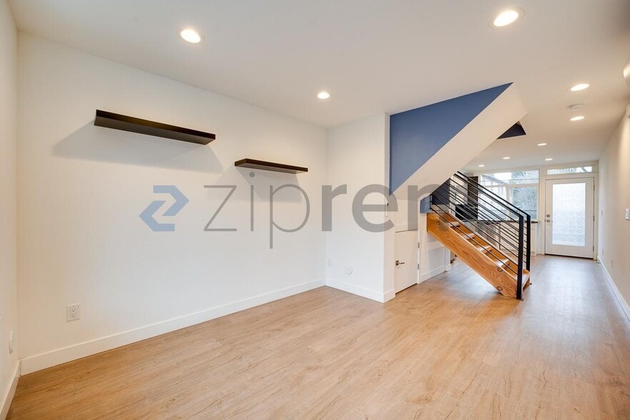 Building Photo - 1057 S Cloverdale St