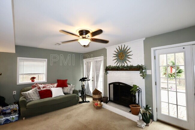 Building Photo - 3012 Elmbrook Rd