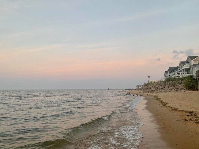 Building Photo - 912 Little Bay Ave