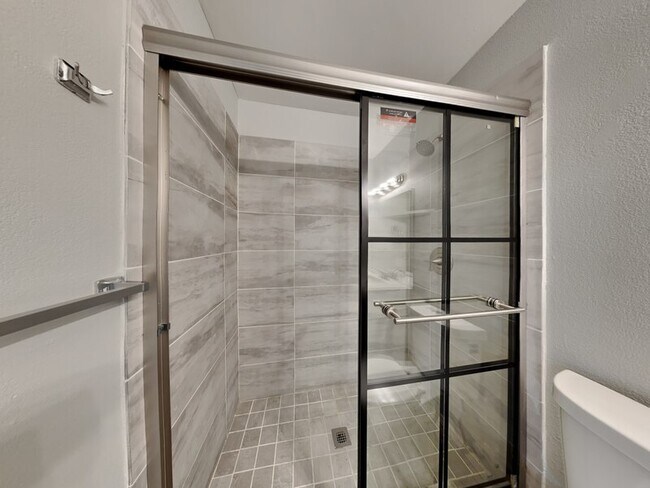 Building Photo - 1056 Twin Falls Dr