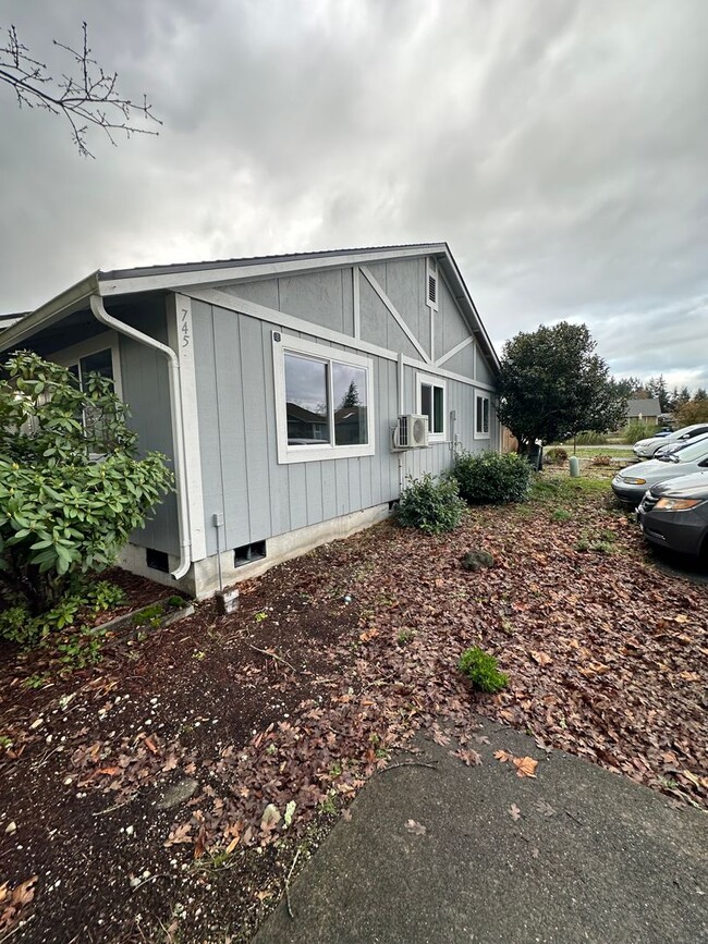 Building Photo - Beautiful Remodeled 3 Bed Room 1 and 3/4 B...