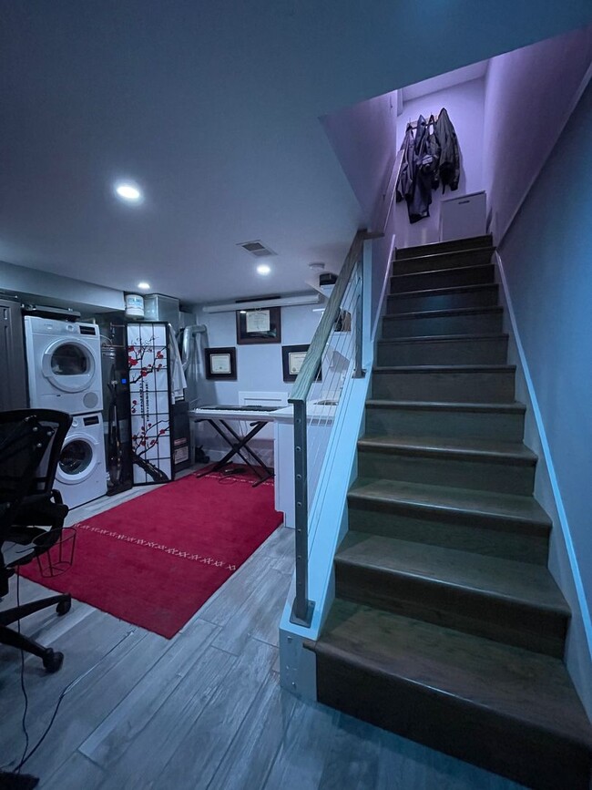 Building Photo - Spacious 2BR Townhouse with Backyard & Bon...