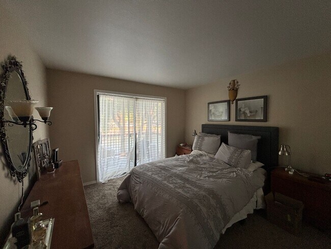 Building Photo - 2 Bed/1 Bath with River Views! Riviera Rid...