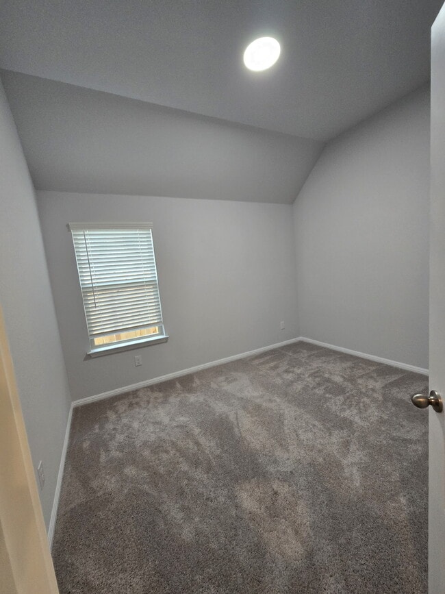 Building Photo - Gorgeous First Time Rental, 4 bed, 3 full bath in highly desirable Hills of Bear Creek