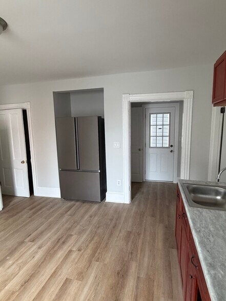 Building Photo - 531 W John St