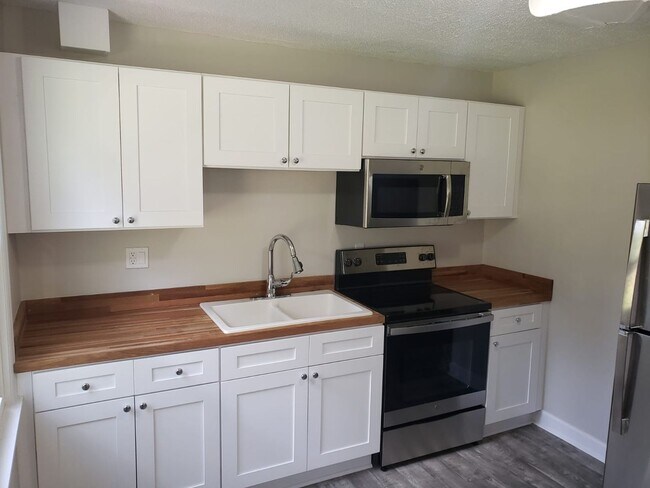 Building Photo - NEWLY RENOVATED DUPLEX UNIT