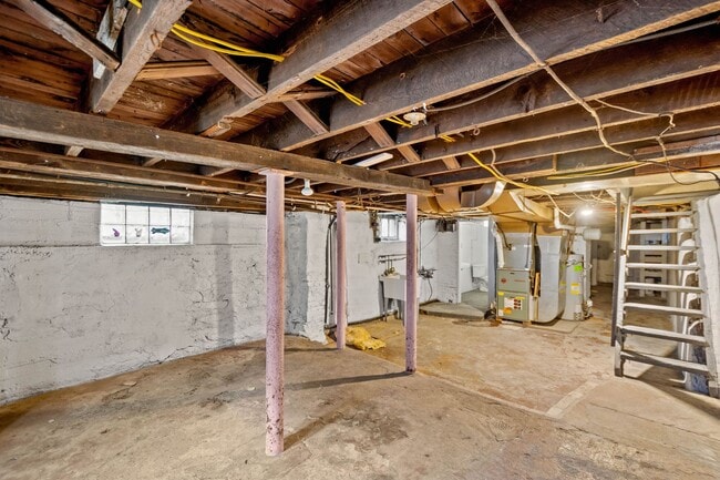 Building Photo - Beautiful 4 bedroom home in Coraopolis available June 1!