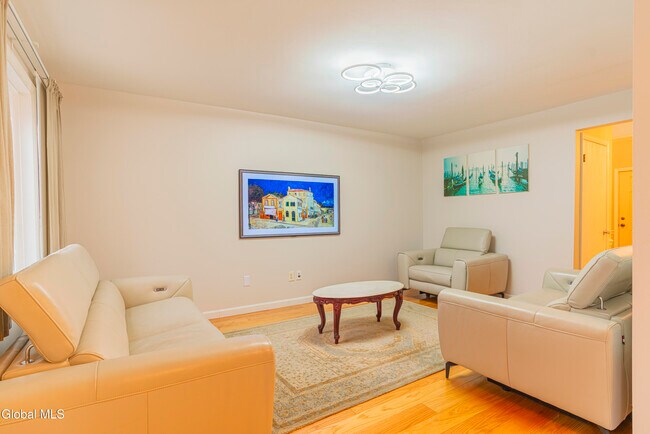 Building Photo - 4 Tompion Ln